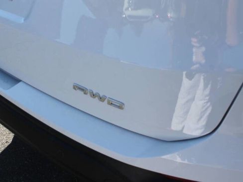 Used 2023 GMC Terrain SLE w/ Driver Convenience Package image 9