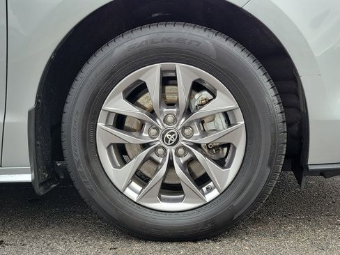 Used 2023 Toyota Sienna LE image 5