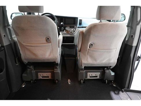 Used 2016 Toyota Sienna LE FWD image 20