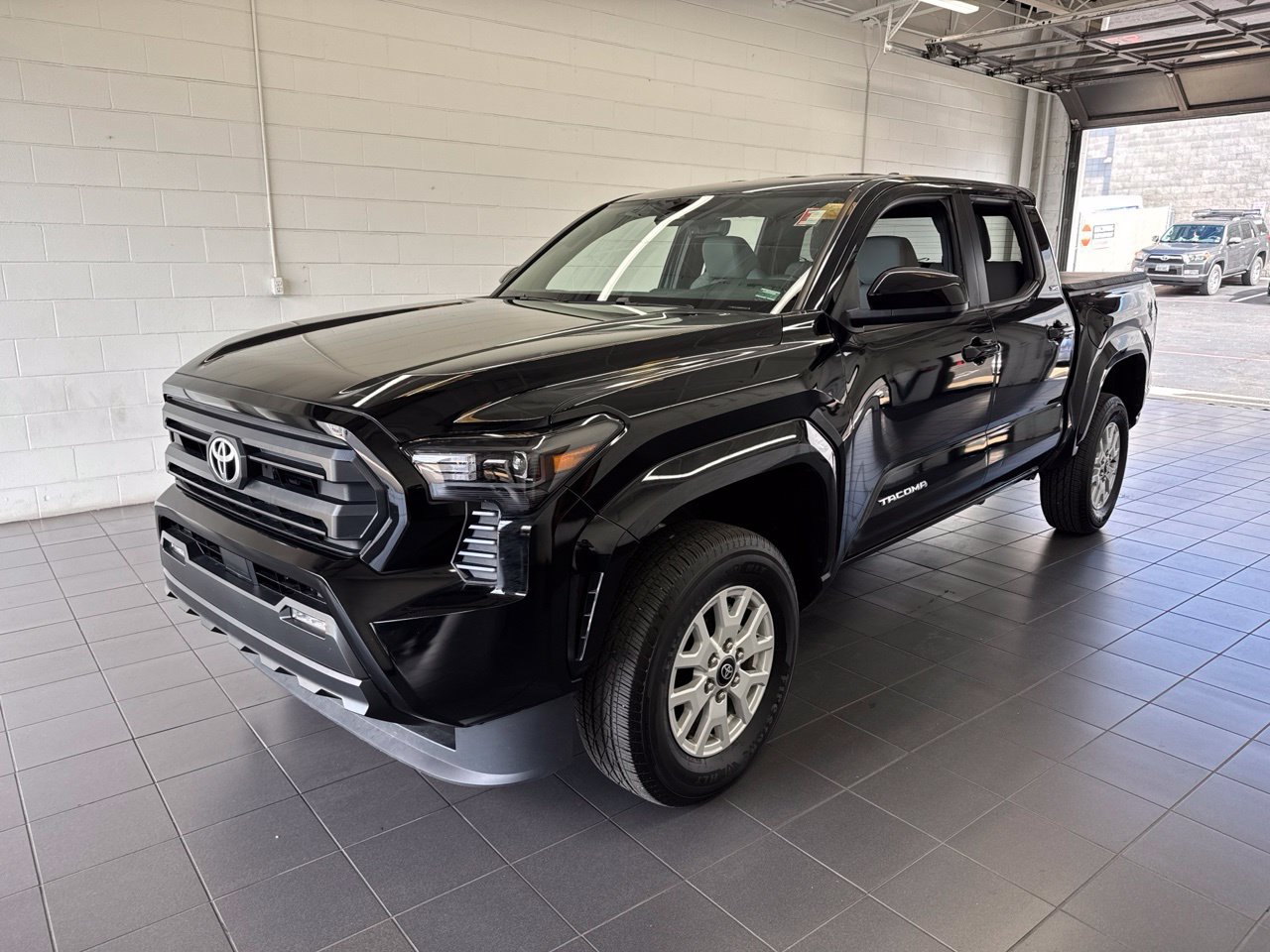 Used 2024 Toyota Tacoma SR5 AWD/4WD image 4