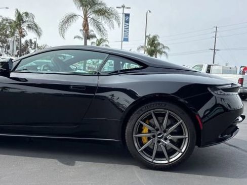 Used 2018 Aston Martin DB11 Coupe image 11