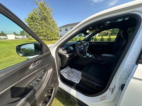 Used 2025 Jeep Grand Cherokee Laredo X AWD/4WD image 9