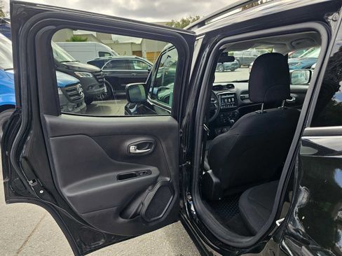 Used 2022 Jeep Renegade Latitude AWD/4WD image 15