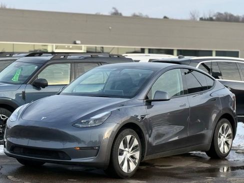 Used 2023 Tesla Model Y Long Range image 38