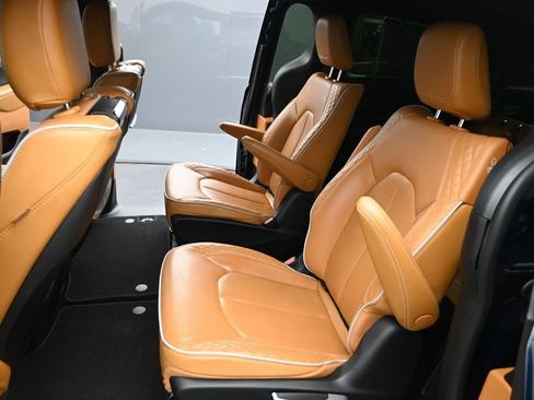Used 2022 Chrysler Pacifica Pinnacle FWD image 15