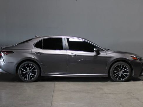 Used 2021 Toyota Camry SE image 3