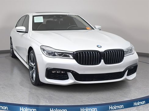 Used 2017 BMW 750i image 9