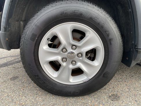 Used 2017 Jeep Grand Cherokee Laredo image 12