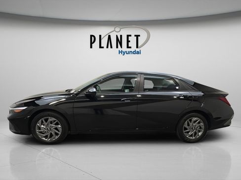 Certified 2025 Hyundai Elantra Hybrid FWD image 3