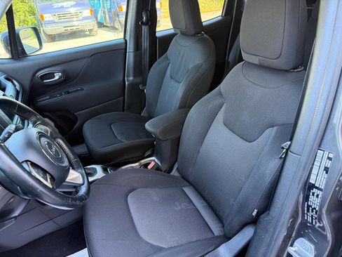 Used 2017 Jeep Renegade Latitude w/ Popular Equipment Group FWD image 17