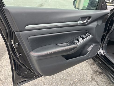 Used 2024 Nissan Altima 2.5 SR FWD image 11