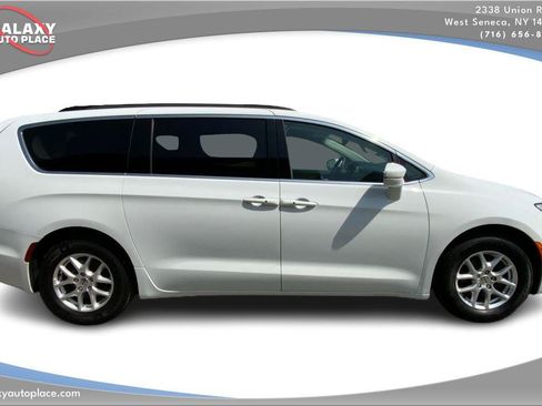 Used 2022 Chrysler Pacifica Touring-L FWD image 4