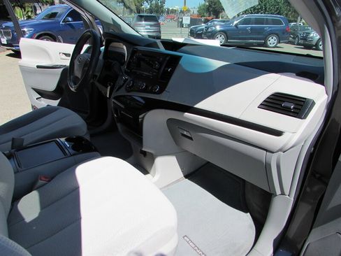 Used 2012 Toyota Sienna LE FWD image 26