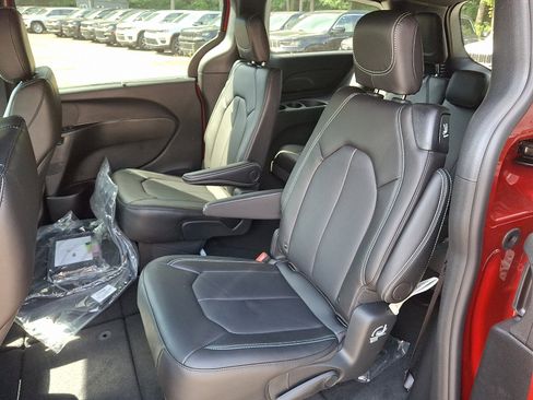 New 2026 Chrysler Pacifica Select image 6