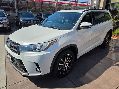 Used 2018 Toyota Highlander SE FWD image 5