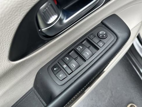 Used 2023 Chrysler Pacifica Touring-L FWD image 17