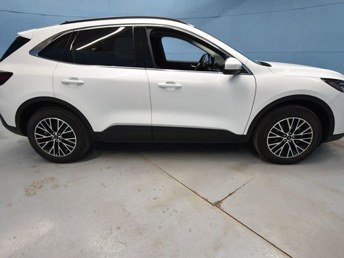 Used 2025 Ford Escape SE FWD image 36