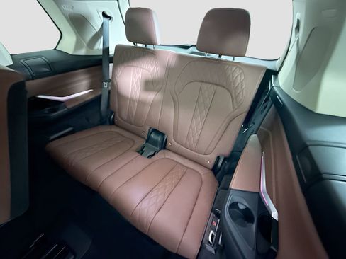 Used 2024 BMW X7 xDrive40i w/ Premium Package AWD/4WD image 23