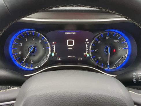 Used 2023 Chrysler Pacifica Touring-L image 31