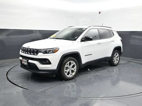 Used 2024 Jeep Compass Latitude AWD/4WD image 3