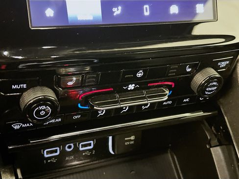 Used 2023 Jeep Grand Cherokee Altitude image 23