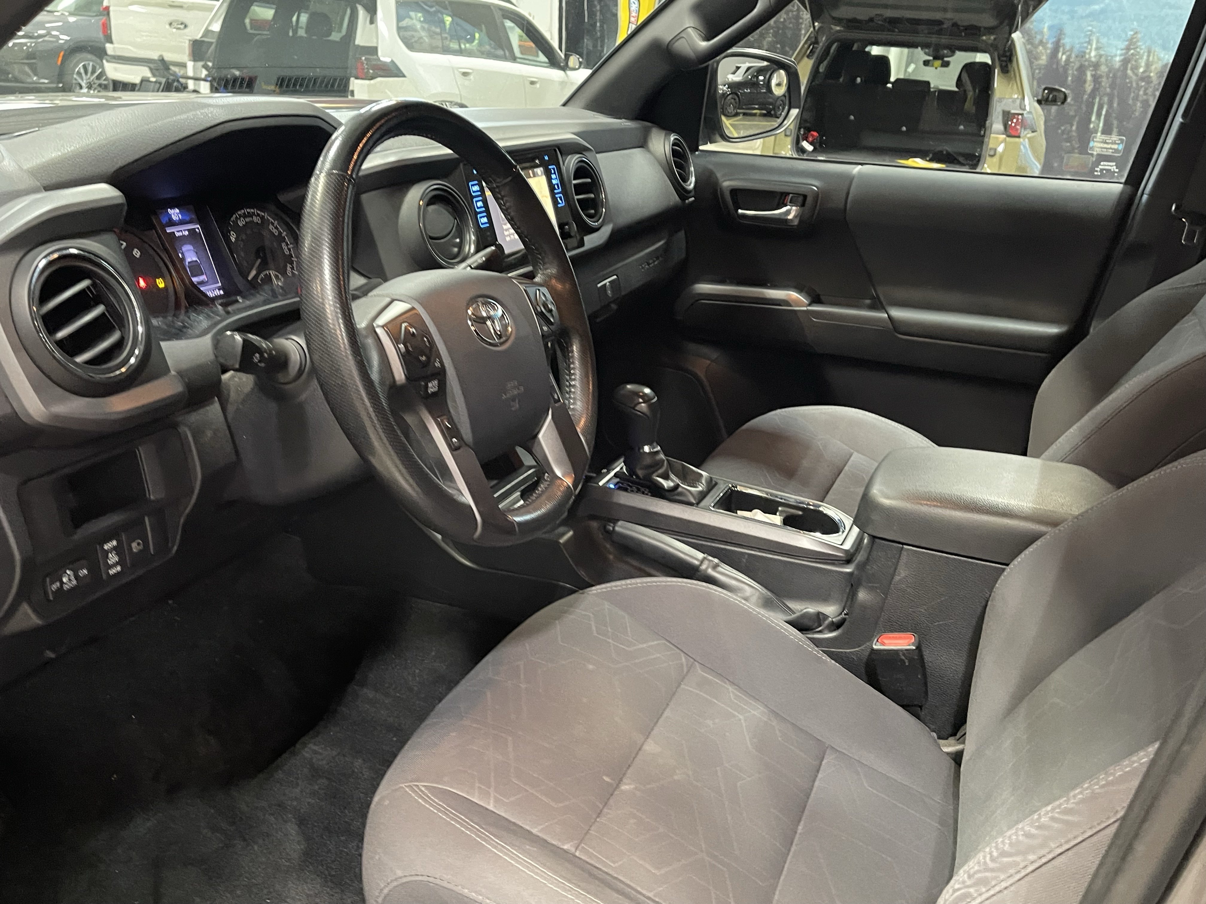 Used 2019 Toyota Tacoma TRD Off-Road AWD/4WD image 10