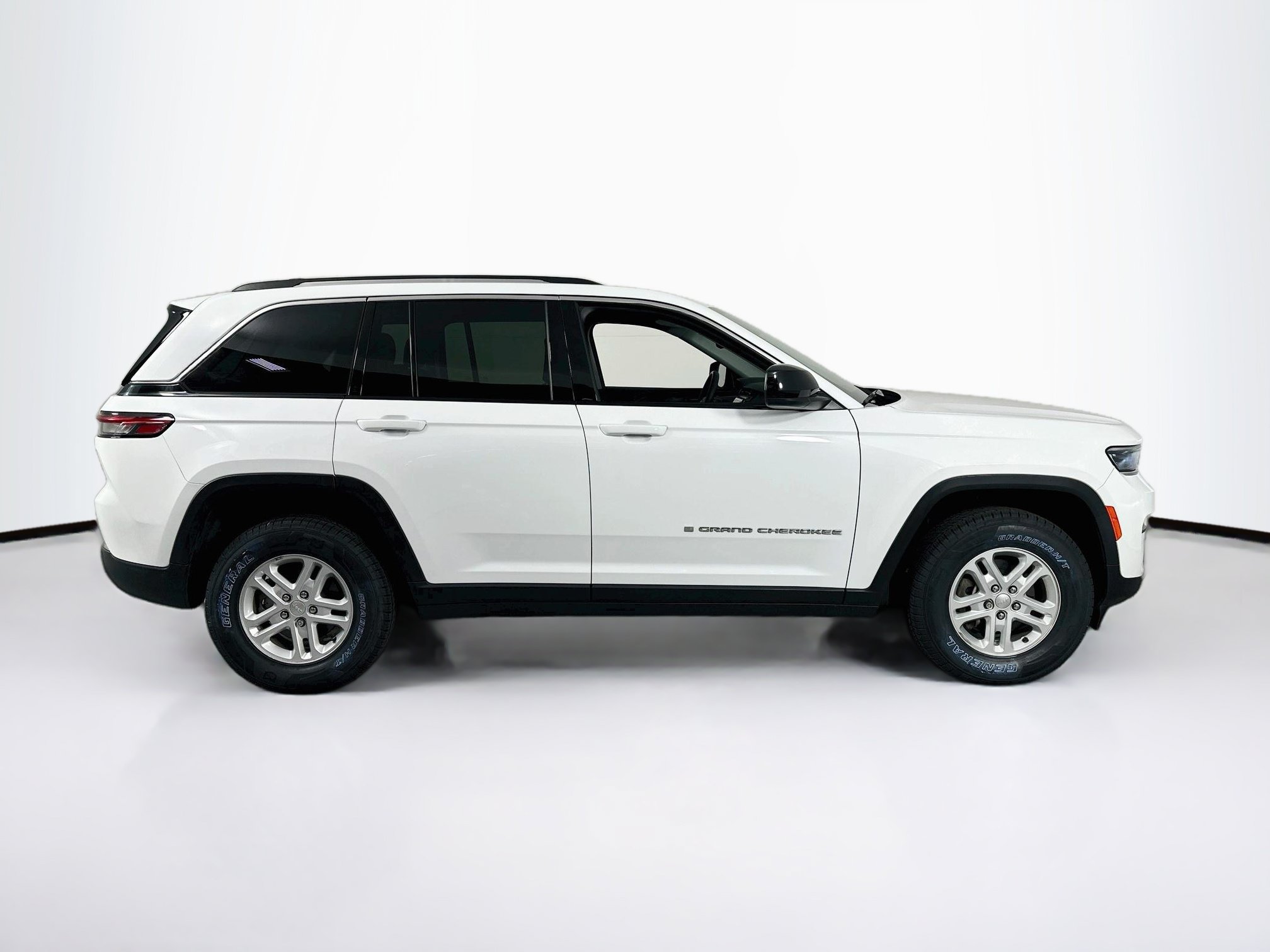 Used 2023 Jeep Grand Cherokee Laredo AWD/4WD image 4
