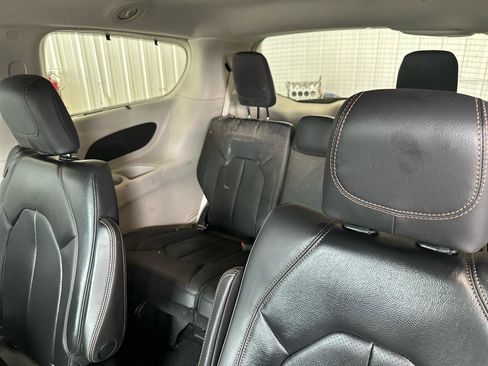 Used 2018 Chrysler Pacifica Touring-L FWD image 13