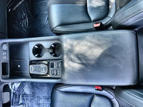 Used 2025 Honda Pilot EX-L image 16