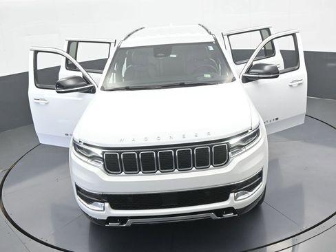 Used 2023 Jeep Wagoneer L Series III w/ Preferred Equipment Group image 76