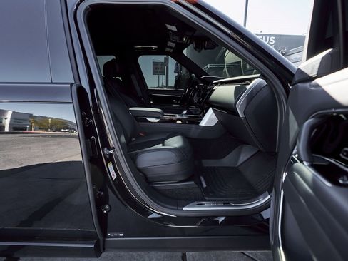 Used 2025 Land Rover Range Rover Long Wheelbase Autobiography image 22