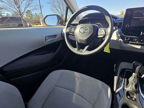Used 2022 Toyota Corolla LE image 9