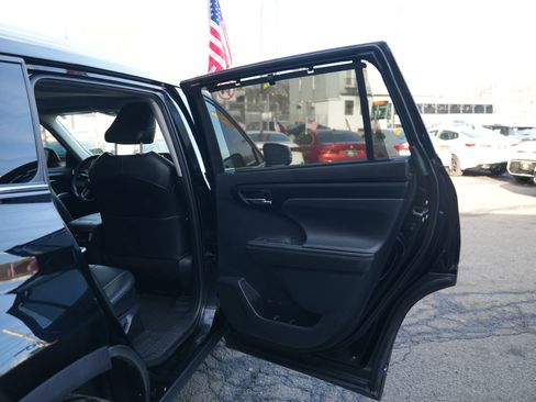 Used 2020 Toyota Highlander XLE image 12