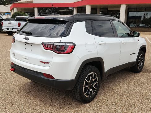 Used 2025 Jeep Compass Trailhawk AWD/4WD image 4
