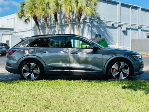 Used 2022 Audi e-tron Premium Plus w/ Premium Plus Package image 9
