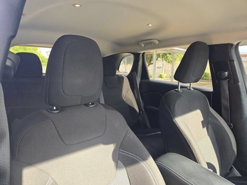 Used 2019 Jeep Cherokee Latitude w/ Popular Appearance Group FWD image 31
