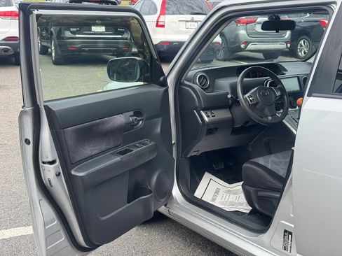Used 2012 Scion xB FWD image 7