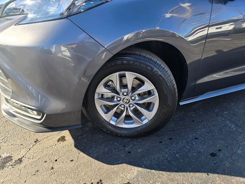 Used 2025 Toyota Sienna LE image 2