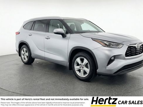 Used 2025 Toyota Highlander LE FWD image 1