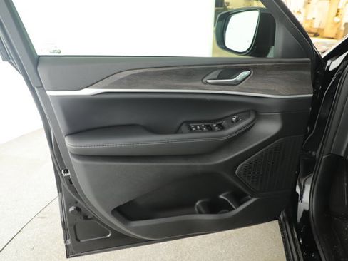 New 2026 Jeep Grand Cherokee Altitude image 7