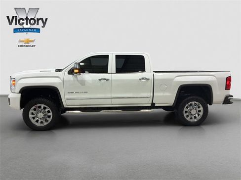 Used 2017 GMC Sierra 2500 Denali w/ Duramax Plus Package image 4