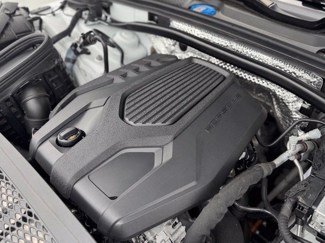 Certified 2023 Porsche Macan AWD/4WD image 37