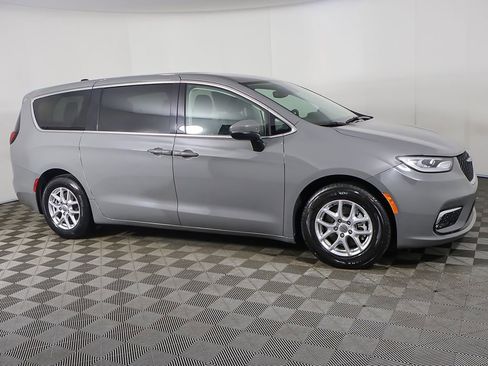 Used 2023 Chrysler Pacifica Touring-L FWD image 19