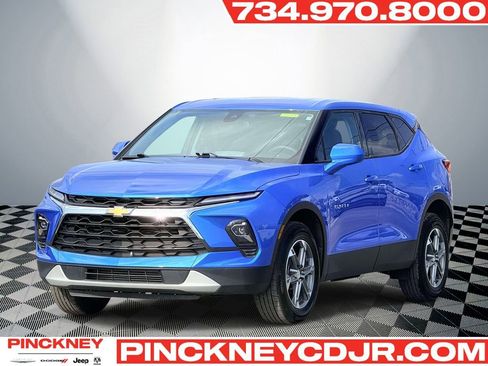 Used 2025 Chevrolet Blazer LT FWD image 1