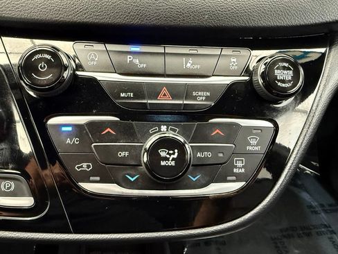 Used 2025 Chrysler Pacifica Select FWD image 38