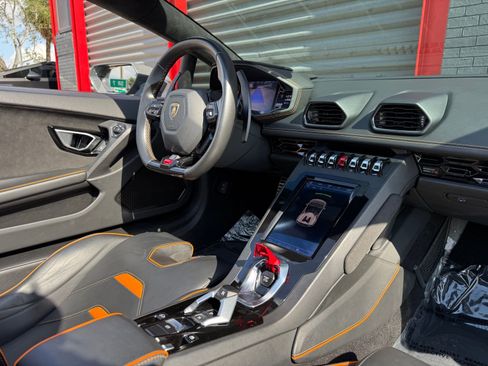 Used 2021 Lamborghini Huracan EVO RWD image 17
