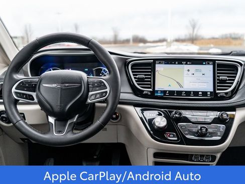 Used 2024 Chrysler Pacifica Select image 17