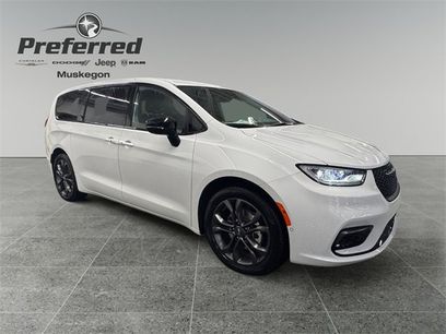 New 2026 Chrysler Pacifica Select