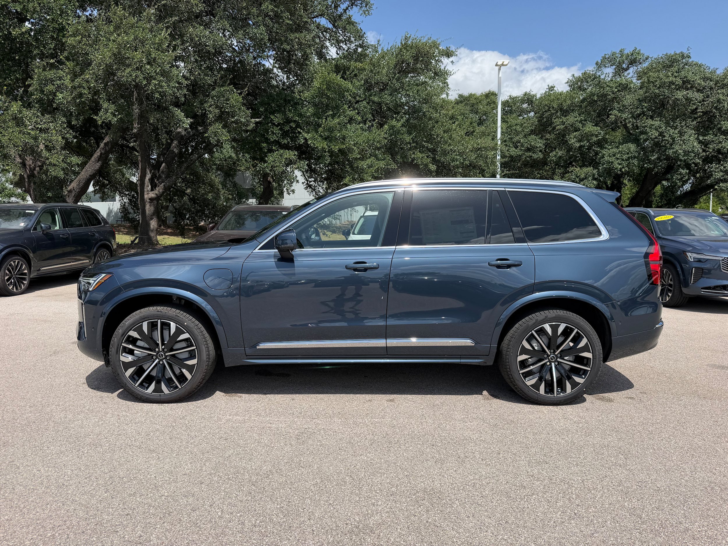 New 2026 Volvo XC90 T8 Plus w/ Protection Package Premier AWD/4WD image 3