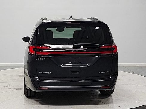 Used 2023 Chrysler Pacifica Limited FWD image 6
